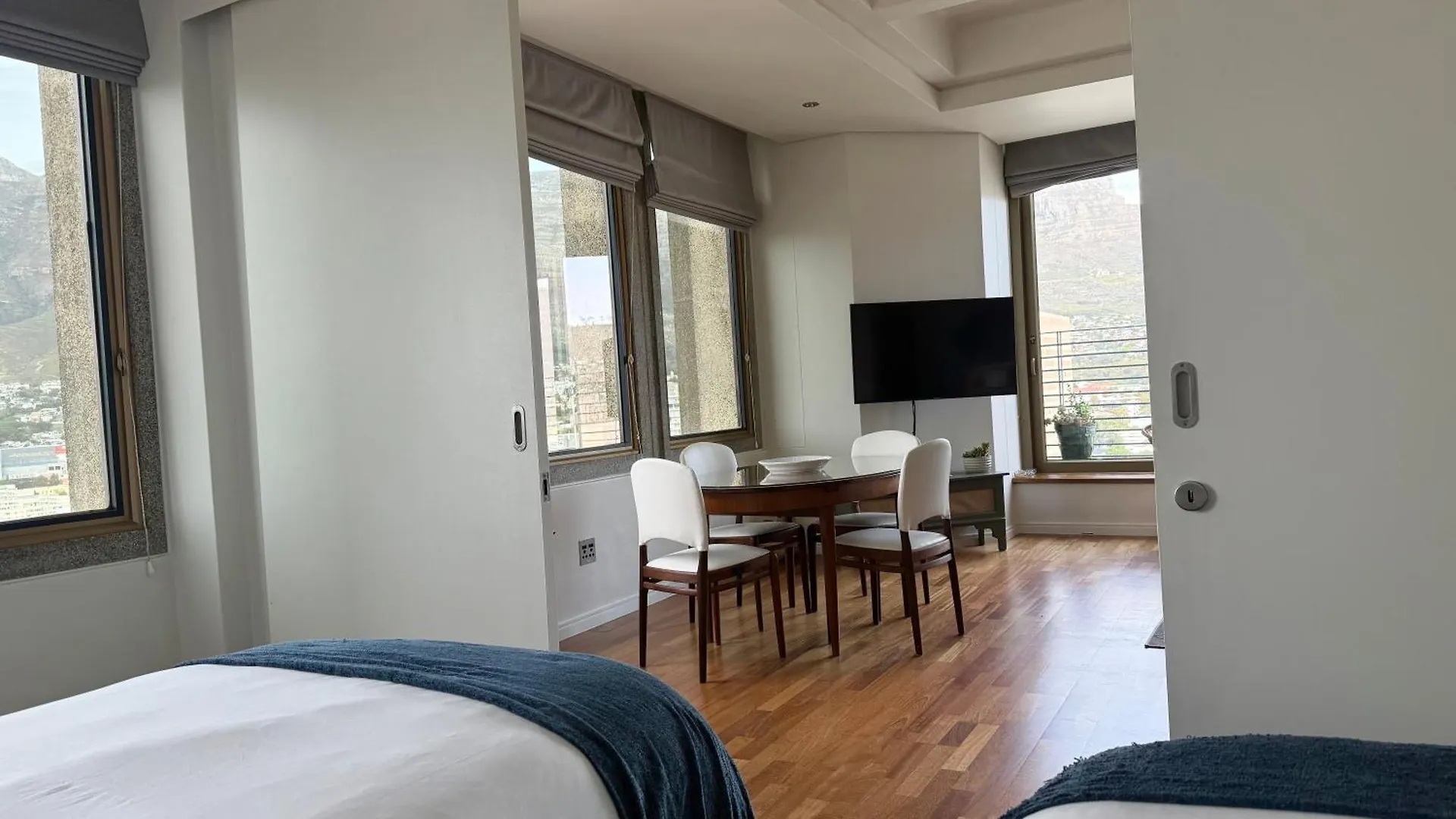 #1903 Cartwright - Two Bedroom Mountain Views Le Cap